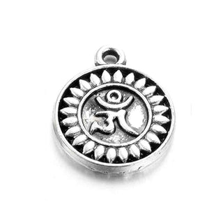 Dije Medallita Símbolo Om con Pétalos en Sobre Relieve Estilo Tibetano Tono Plata Envejecida 15x13mm | 10 uds