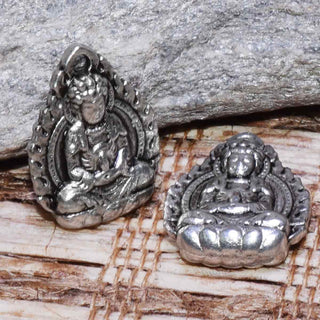 Mini Dije Figura Kuan Yin Tridimensional Estilo Tibetano Tono Plata Envejecida 16x12mm | 6 uds