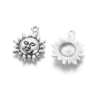 Dije Sol con Carita y Rayos en Relieve Estilo Tibetano Tono Plata Envejecida 23x19mm | 7 uds