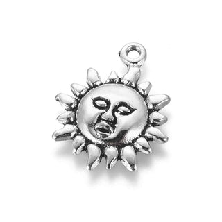 Dije Sol con Carita y Rayos en Relieve Estilo Tibetano Tono Plata Envejecida 23x19mm | 7 uds
