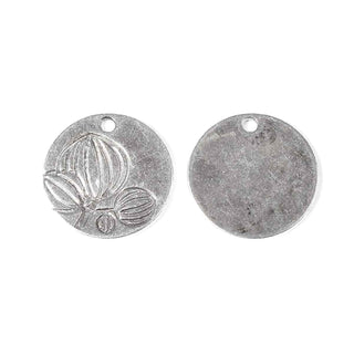 Dije Medalla Redonda con Flor en Bajo Relieve Estilo Tibetano Tono Plata Envejecida 19.5mm | 4 uds