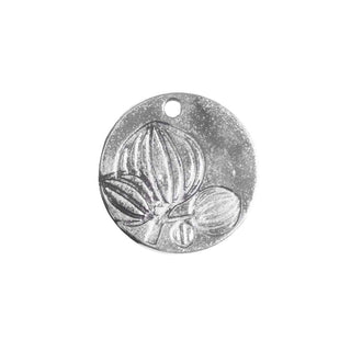 Dije Medalla Redonda con Flor en Bajo Relieve Estilo Tibetano Tono Plata Envejecida 19.5mm | 4 uds