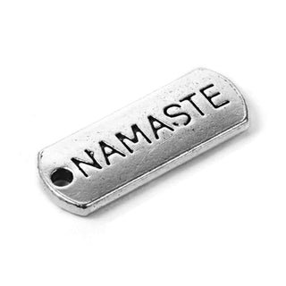 Dije Barra Rectangular con Inscripción Namaste en Bajo Relieve Estilo Tibetano Tono Plata Envejecida 8x21mm | 6 uds