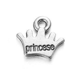 Dije Corona con Inscripción Princess en Bajo Relieve Estilo Tibetano Tono Plata Envejecida 13x10.5mm | 9 uds