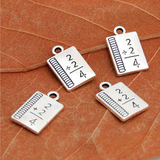 Dije de Libro Cuaderno de Matemáticas en Relieve Detallado Estilo Académico en Tono Plata Envejecida para Bisutería de Autor y Amuletos de Sabiduría Hechos a Mano, 17x10.5 mm - 6 uds