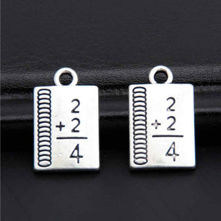 Dije de Libro Cuaderno de Matemáticas en Relieve Detallado Estilo Académico en Tono Plata Envejecida para Bisutería de Autor y Amuletos de Sabiduría Hechos a Mano, 17x10.5 mm - 6 uds