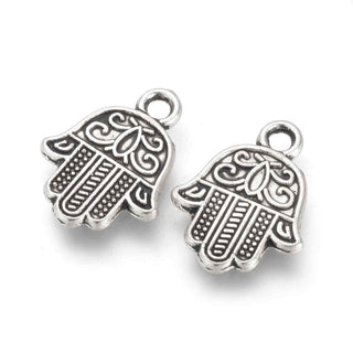 Dije Mano de Fátima Hamsa Plana con Decoración en Sobre Relieve Estilo Tibetano Tono Plata Envejecida 17x13mm | 10 uds