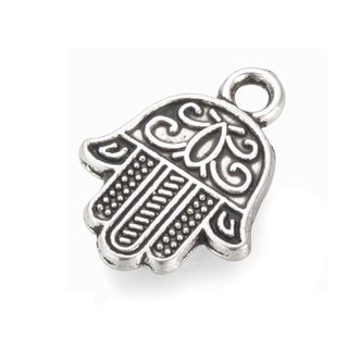 Dije Mano de Fátima Hamsa Plana con Decoración en Sobre Relieve Estilo Tibetano Tono Plata Envejecida 17x13mm | 10 uds