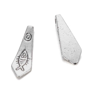 Dije Placa Romboidal Alargada con Diseño de Pez Grabado Estilo Tibetano Tono Plata Envejecida 18.5x6.5mm | 9 uds