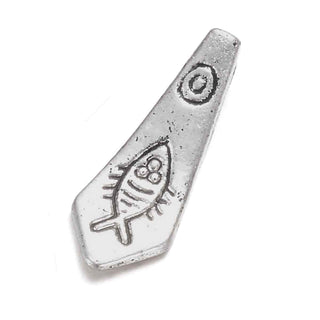 Dije Placa Romboidal Alargada con Diseño de Pez Grabado Estilo Tibetano Tono Plata Envejecida 18.5x6.5mm | 9 uds