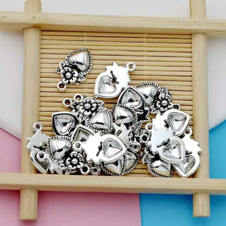 Dije Corazón Calado con Flores Estilo Mexicano en Relieve Tono Plata Envejecida 32.5x10mm | 10 uds