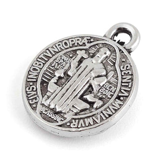 Mini Dije de Medalla de San Benito en Relieve Tridimensional para Protección Espiritual en Tono Plata Envejecida para Bisutería de Autor y Amuletos Hechos a Mano, 17x14 mm - 6 uds
