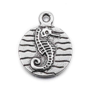Dije redondo con Relieve de Caballito de Mar Estilo Tibetano Tono Plata Envejecida 19x15mm | 4 uds