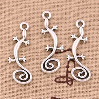 Dije Geco Estilo Tibetano Tono Plata Envejecida 29x10.5mm | 6 uds