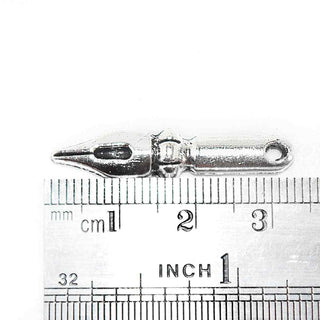 Dije Pluma Lápiz Estilo Tibetano Tono Plata Envejecida 32x7mm | 6 uds