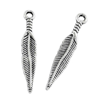 Dije Pluma Estilizada Tono Plata Envejecida 29x5mm | 16 uds