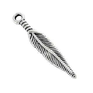 Dije Pluma Estilizada Tono Plata Envejecida 29x5mm | 16 uds