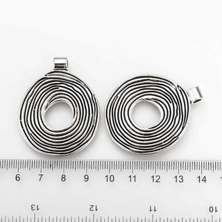 Maxi Dije Disco Circular Grande con Textura Ranurada Tono Plata Envejecida 45x36mm | 1 ud
