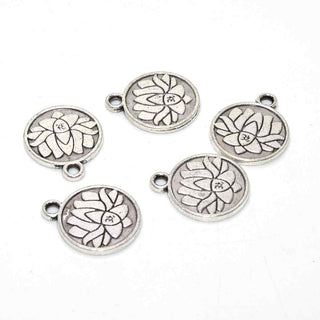 Dije Flor de Loto con Símbolo Om Tono Plata Envejecida 15x18mm | 4 uds