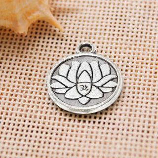 Dije Flor de Loto con Símbolo Om Tono Plata Envejecida 15x18mm | 4 uds