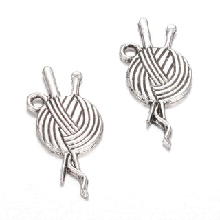 Dije Ovillo de Lana con Agujas de Tejer Tono Plata Envejecida 26x11mm | 9 uds