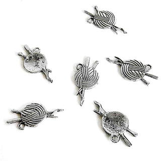 Dije Ovillo de Lana con Agujas de Tejer Tono Plata Envejecida 26x11mm | 9 uds