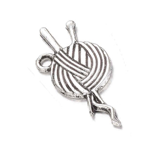 Dije Ovillo de Lana con Agujas de Tejer Tono Plata Envejecida 26x11mm | 9 uds