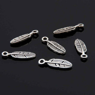 Mini Dije Pluma Tono Plata Envejecida 12x4mm | 22 uds