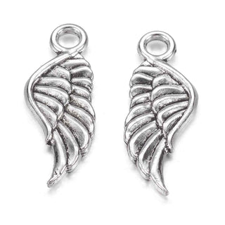 Dije Ala de Ángel con Plumaje en Relieve Tono Plata Envejecida 20.7x7.5mm | 12 uds