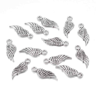 Dije Ala de Ángel con Plumaje en Relieve Tono Plata Envejecida 20.7x7.5mm | 12 uds