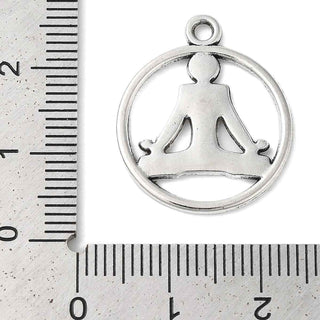 Dije Medalla Circular Silueta Yoga en Posición de Loto Tono Plata Envejecida 23.5x20mm | 6 uds