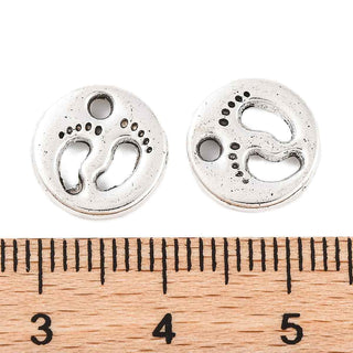 Dije Medalla Circular Huellas de Pies de Bebé Caladas Tono Plata Envejecida 11mm | 10 uds