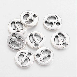 Dije Medalla Circular Huellas de Pies de Bebé Caladas Tono Plata Envejecida 11mm | 10 uds