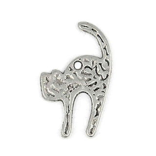 Dije Gato con Lomo Arqueado y Metal Martillado Tono Plata Envejecida 27x12mm | 6 uds