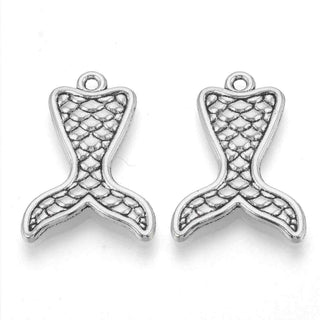 Dije Cola de Sirena con Relieve de Escamas y Reverso Estriado Tono Plata Envejecida 27x19mm | 6 uds