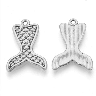 Dije Cola de Sirena con Relieve de Escamas y Reverso Estriado Tono Plata Envejecida 27x19mm | 6 uds