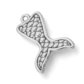 Dije Cola de Sirena con Relieve de Escamas y Reverso Estriado Tono Plata Envejecida 27x19mm | 6 uds