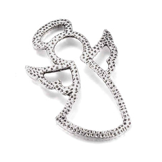 Dije Ángel de Silueta Lineal Calada con Textura Martillada y Pasador Integrado Tono Plata Envejecida 34x22mm | 5 uds