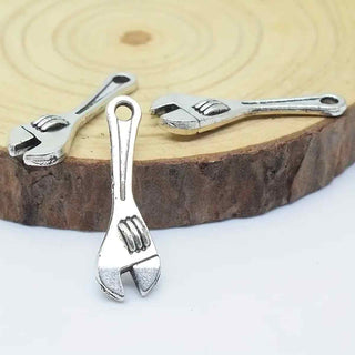 Dije Llave Inglesa Estilo Tibetano Tono Plata Envejecida 24x7x3mm | 12 uds
