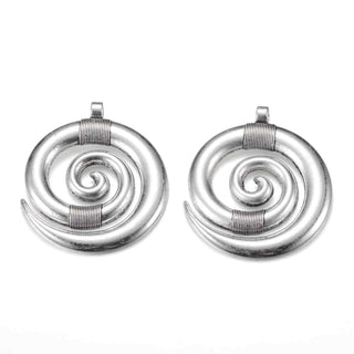 Maxi Dije Espiral Curvo Plano Estilo Tibetano Tono Plata Envejecida 35x28.5mm | 1 ud