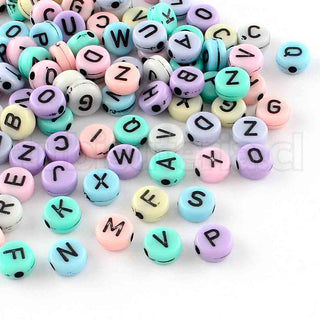 Cuenta acrílicas con letras de color sólido mezclado, colores pastel o suaves.