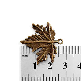 Dije Hoja de Arce de Aleación de Zinc Tono Bronce Envejecido 28×25×1 mm | 2 uds