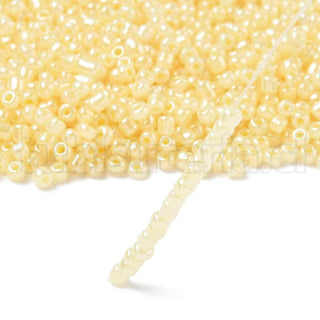 Mostacilla 8/0 ceilan, opciones de color para seleccionar, tamaño aproximado 3 mm de diámetro.