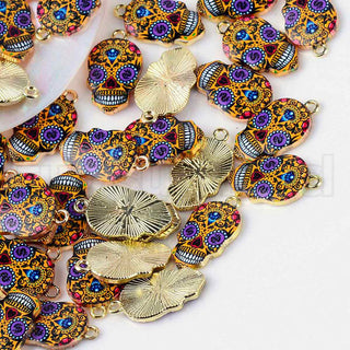Colgantes de aleación estampados, calavera, base metálica color oro claro, rosa, 22,5x13x2.5 mm.