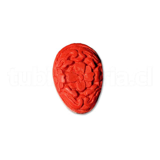 Cuentas decorativa de cinabrio, rojo ladrillo refractario, con diseño floral en la superficie, 21x15x8 mm.