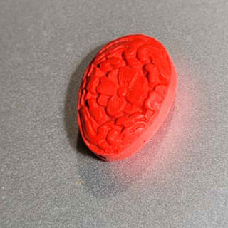 Cuentas decorativa de cinabrio, rojo ladrillo refractario, con diseño floral en la superficie, 21x15x8 mm.