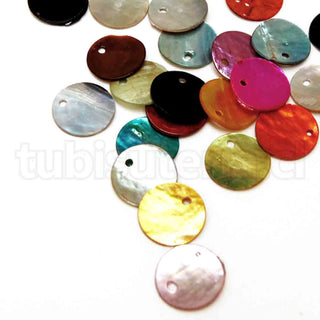 Pendientes o colgantes de concha de mar, 13mm, redondo plano, teñido, varios tonos para seleccionar.