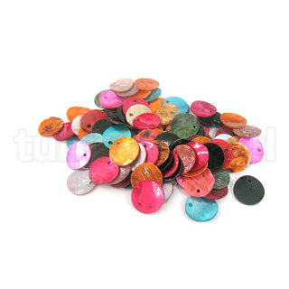 Pendientes o colgantes de concha de mar, 13mm, redondo plano, teñido, varios tonos para seleccionar.