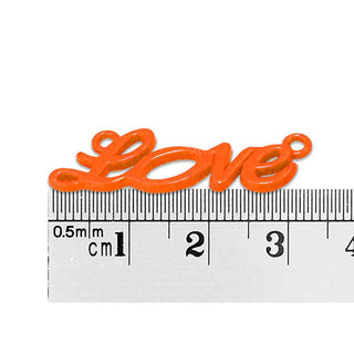 Enlace colgante de aleación esmaltado, palabra "love", color flúor, 33x10x2mm.
