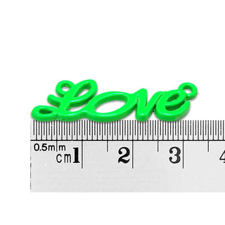 Enlace colgante de aleación esmaltado, palabra "love", color flúor, 33x10x2mm.